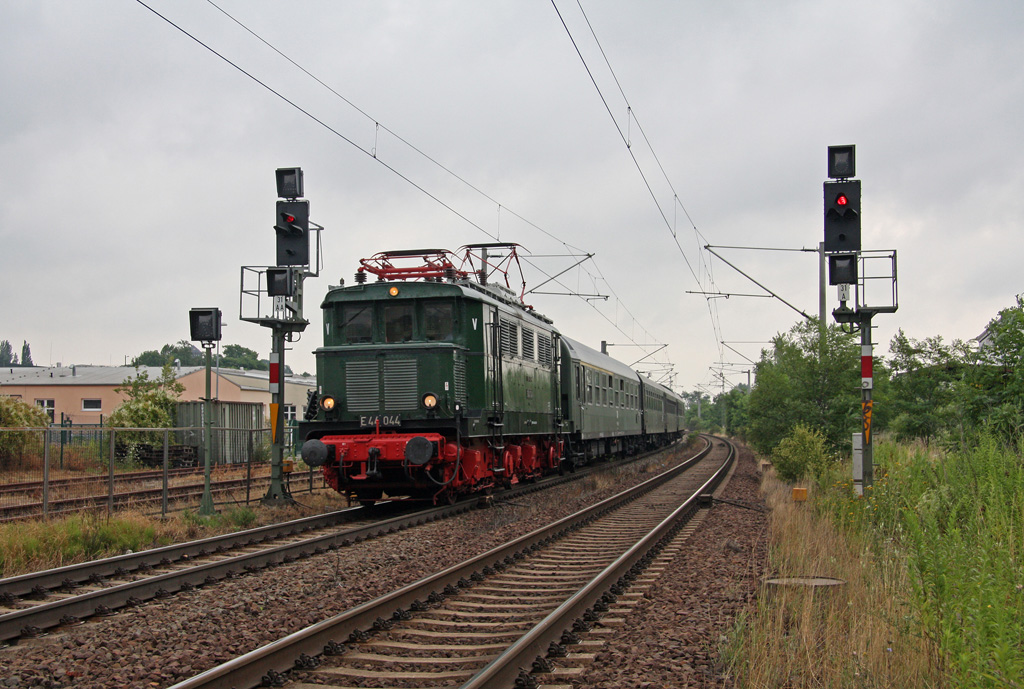 E44 044 bespannte(auerplanmig)den Sonderzug des Eisenbahnmuseums Leipzig am 24.07.2010 in den Spreewald. Hier durchfhrt der Zug am Morgen Schkeuditz.