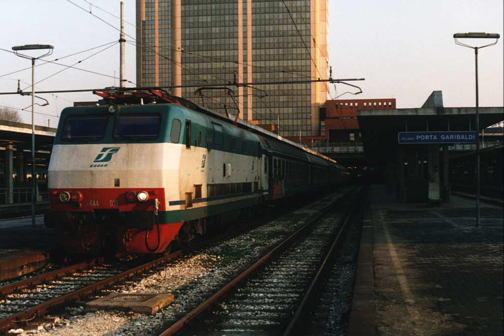 E444 019 mit D2568 Milano Porta Garibaldi-Domodossolo auf Bahnhof Milano Stazione Porta Garibaldi am 15-1-2001. Bild und scan: Date Jan de Vries.
