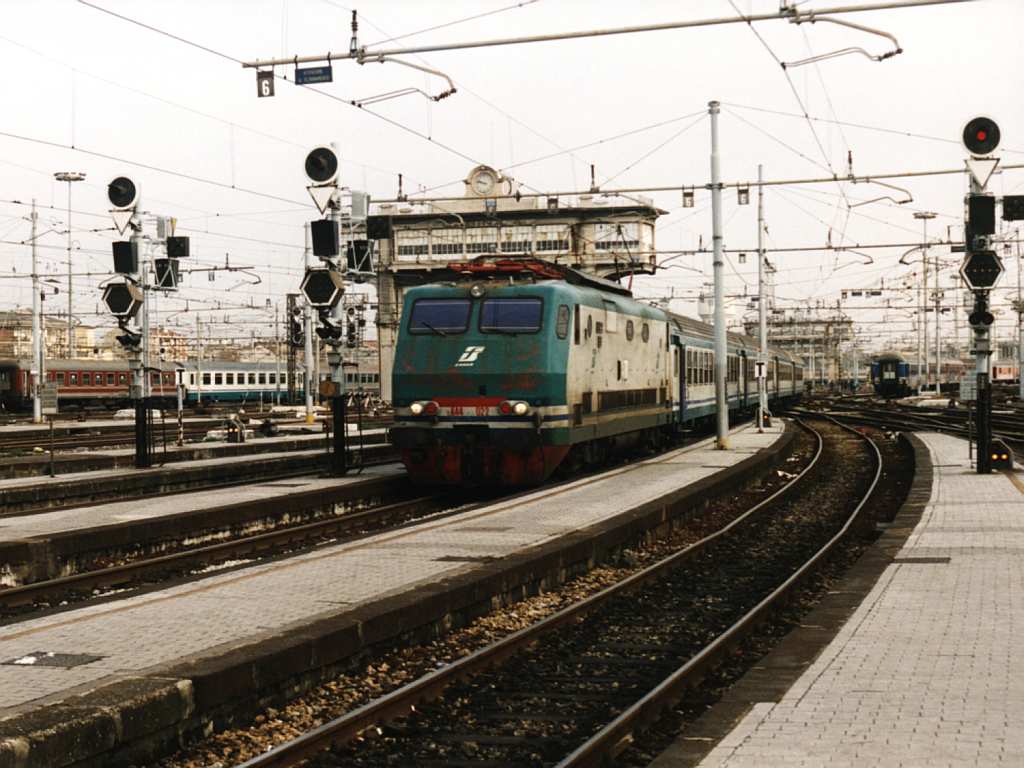 E444 022 mit IR 2092 Verona-Milano auf Bahnhof Milano Stazione Centrale am 15-1-2001. Bild und scan: Date Jan de Vries.

