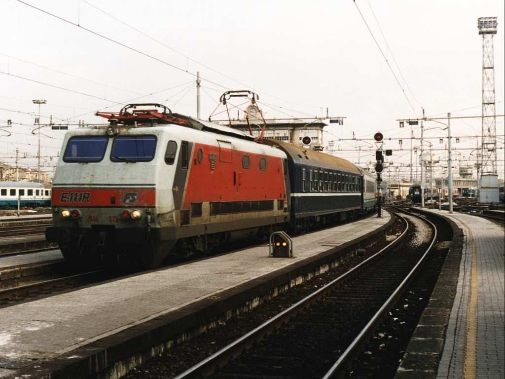 E444 073 auf Bahnhof Milano Stazione Centrale am 15-1-2001. Bild und scan: Date Jan de Vries. 