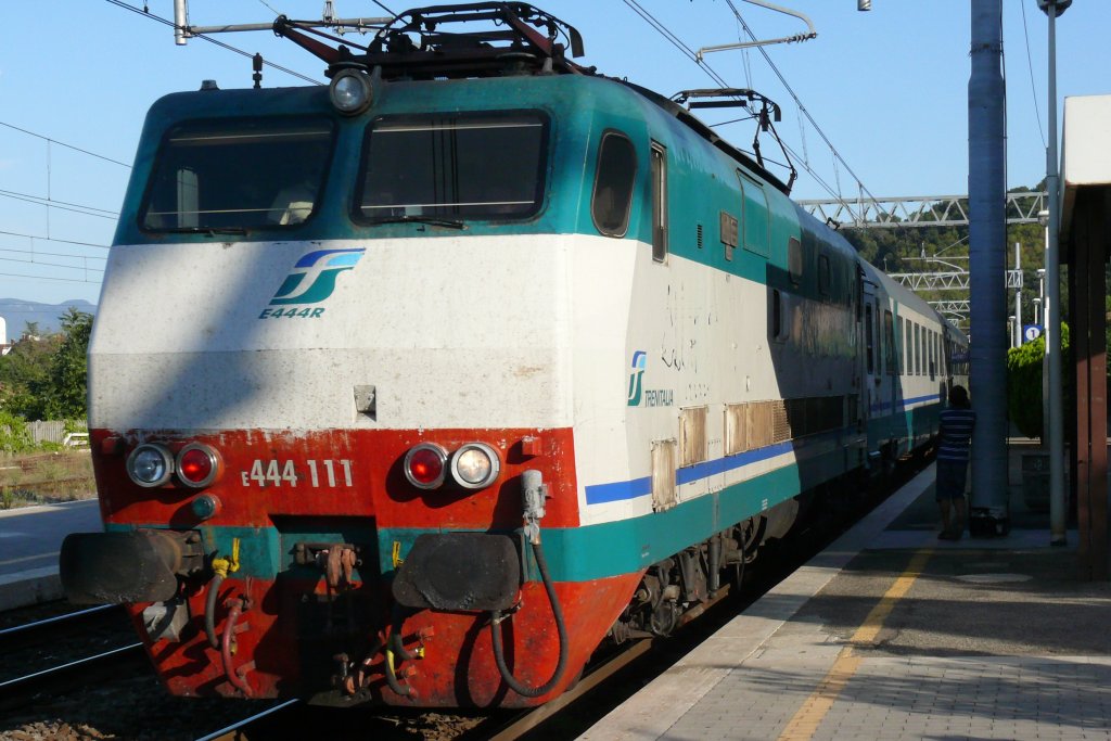 E444 111 mit einem Regionalzug bei der Einfahrt in Orvietto, 08.09.2009