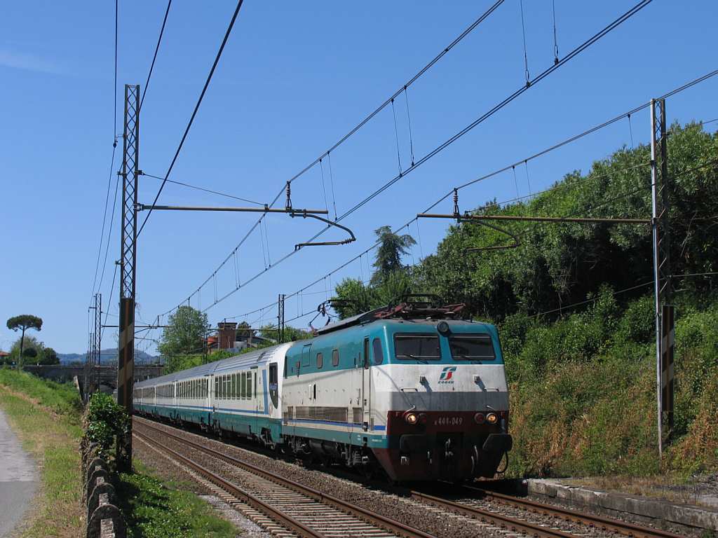E444.049 mit IC 511 Torino Porta Nuova-Salerno in die Nhe von das ehemalige Bahnhof Montignoso am 17-5-2012.