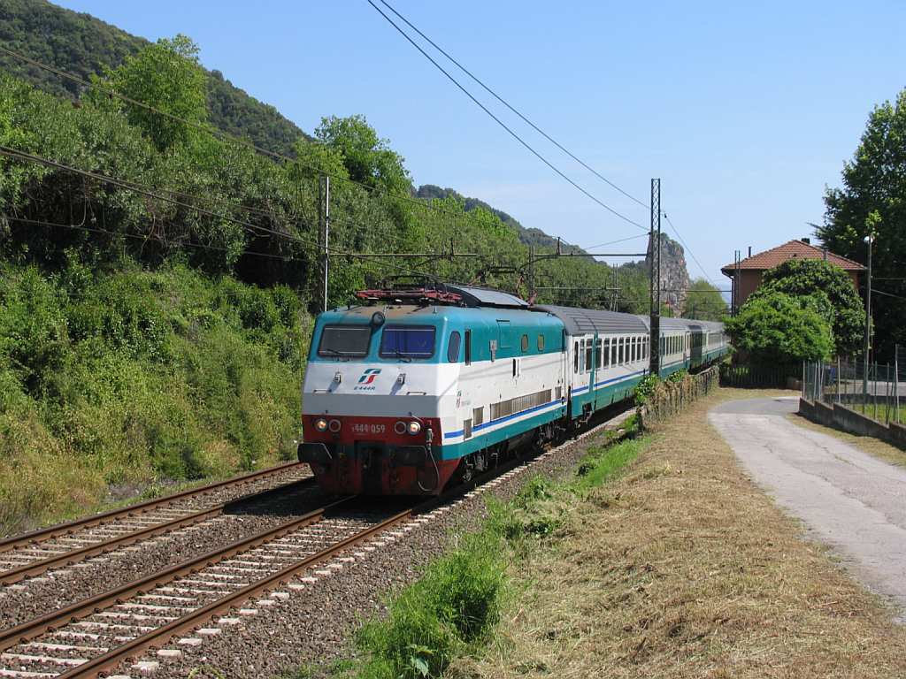 E444.059 mit IC 674 Livorno Centrale-Milano Centrale in die Nhe von das ehemalige Bahnhof Montignoso am 10-5-2012.