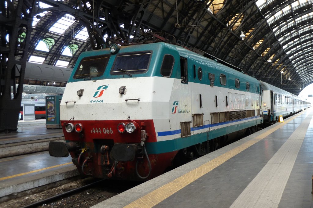 E444.066 ist am 25.06.13 mit IC666 von La Spezia Centrale
in Milano Centrale angekommen. Whren der Zug wieder zurckfhrt
bleibt die Lok erstmal hier stehen.