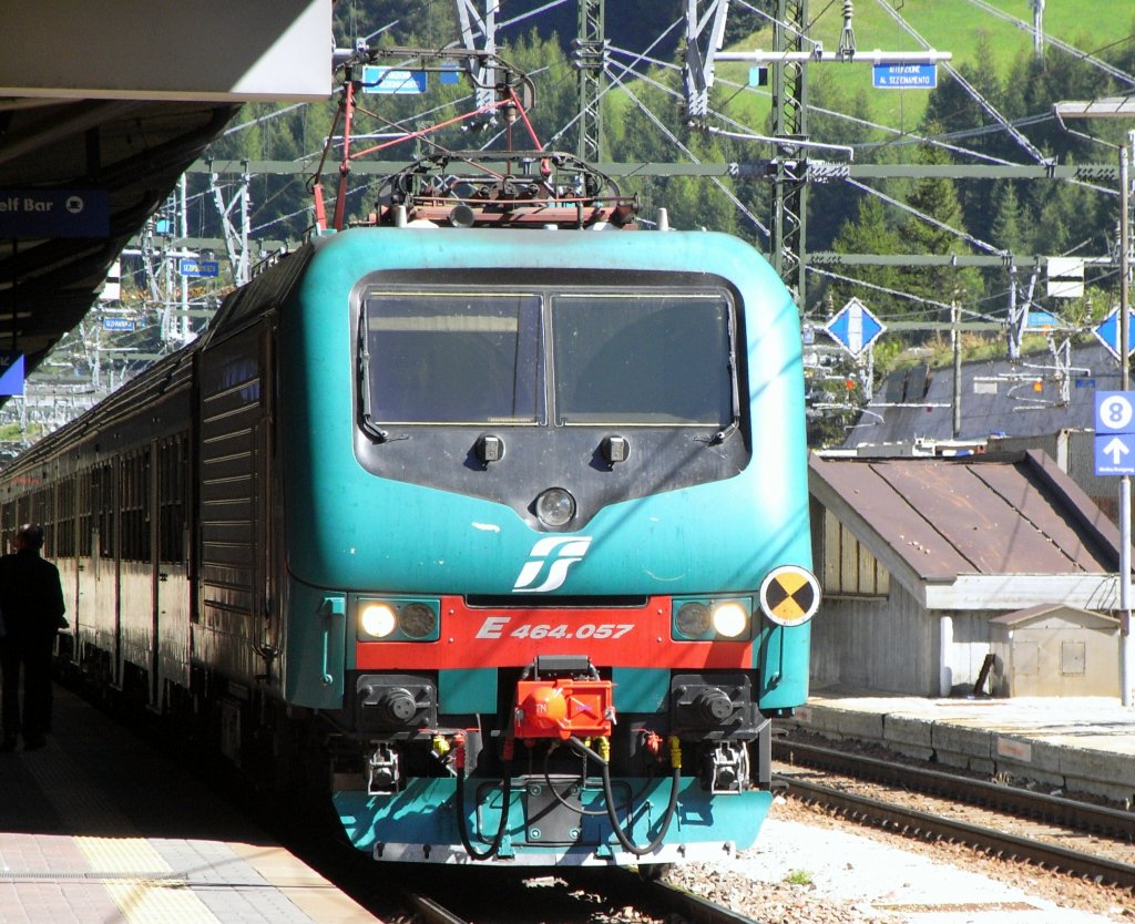 E454.057 mit einem Regionalzug im Bahnhof Brenner am 06.09.2010