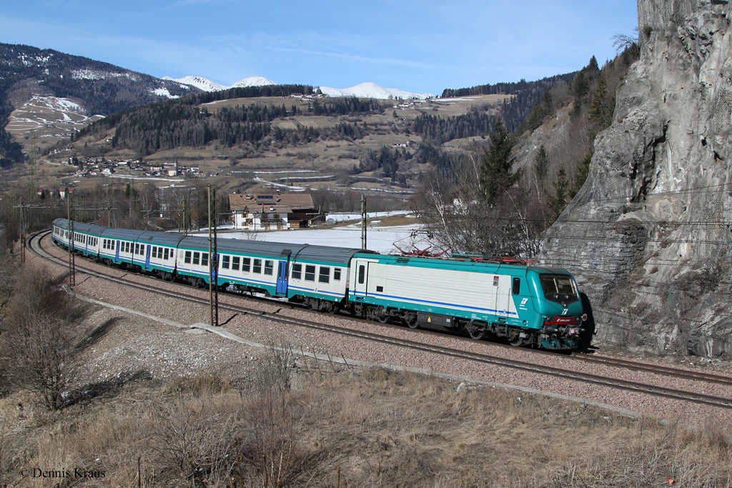 E464 058 mit R 20457 am 02.03.2013 bei Sterzing an der Brenner Sdrampe.