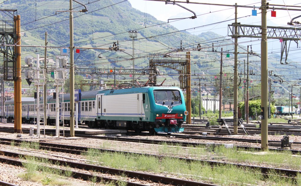 E464.039 rangiert mit einem Regionalzug im Bahnhof Bozen/Sd-Tirol; 08.05.2012