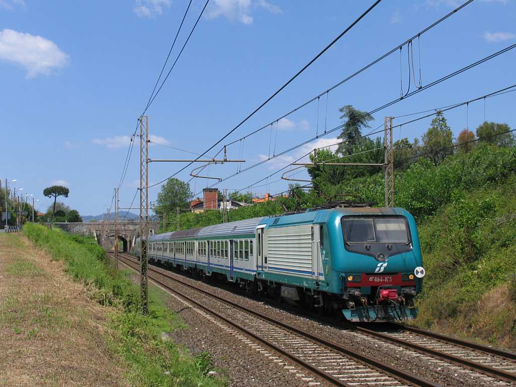 E464.105 mit R 11853 La Spezia Centrale-Pisa Centrale in die Nhe von das ehemalige Bahnhof Montignoso am 14-5-2012.
