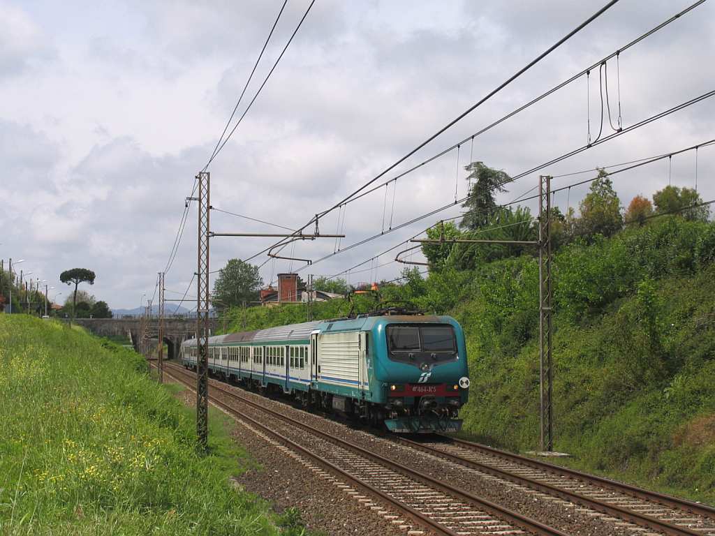 E464.105 mit R 23383 La Spezia Centrale-Firenze Santa Maria Novella in die Nhe von das ehemalige Bahnhof Montignoso am 9-5-2012.