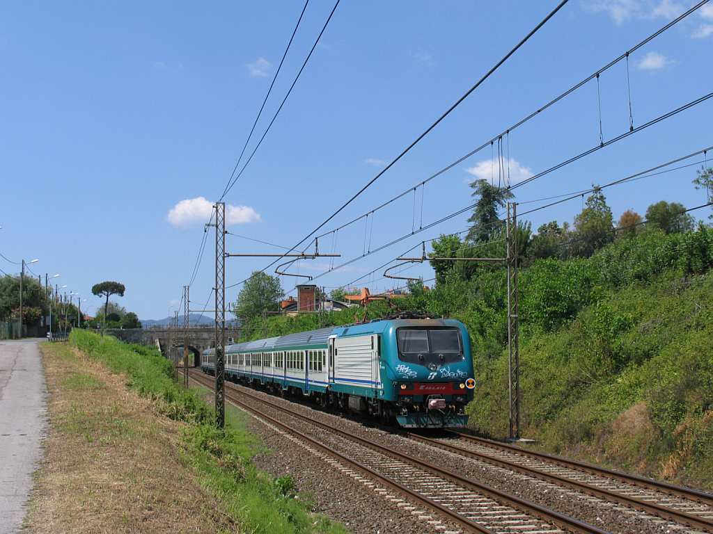E464.105 mit R 23383 La Spezia Centrale-Firenze Santa Maria Novella in die Nhe von das ehemalige Bahnhof Montignoso am 14-5-2012.