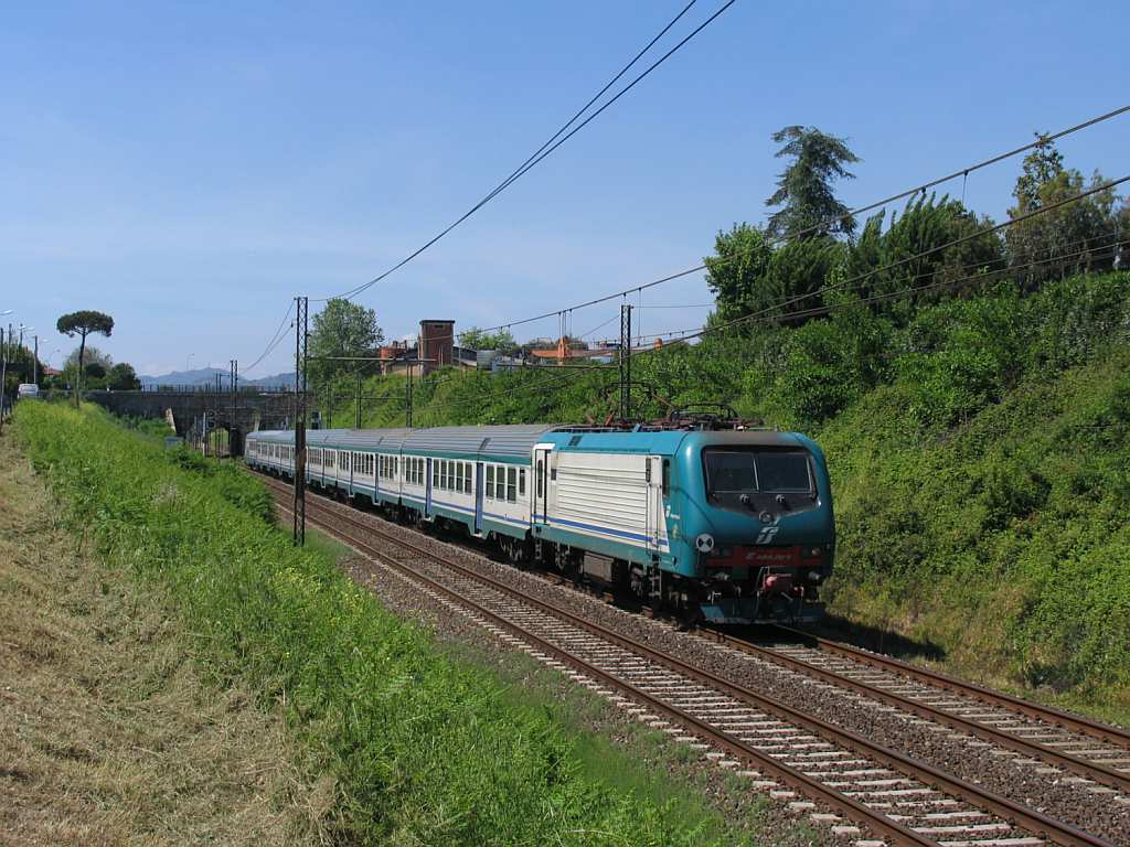 E464.207 mit R 11857 La Spezia Centrale-Pisa Centrale in die Nhe von das ehemalige Bahnhof Montignoso am 10-5-2012.