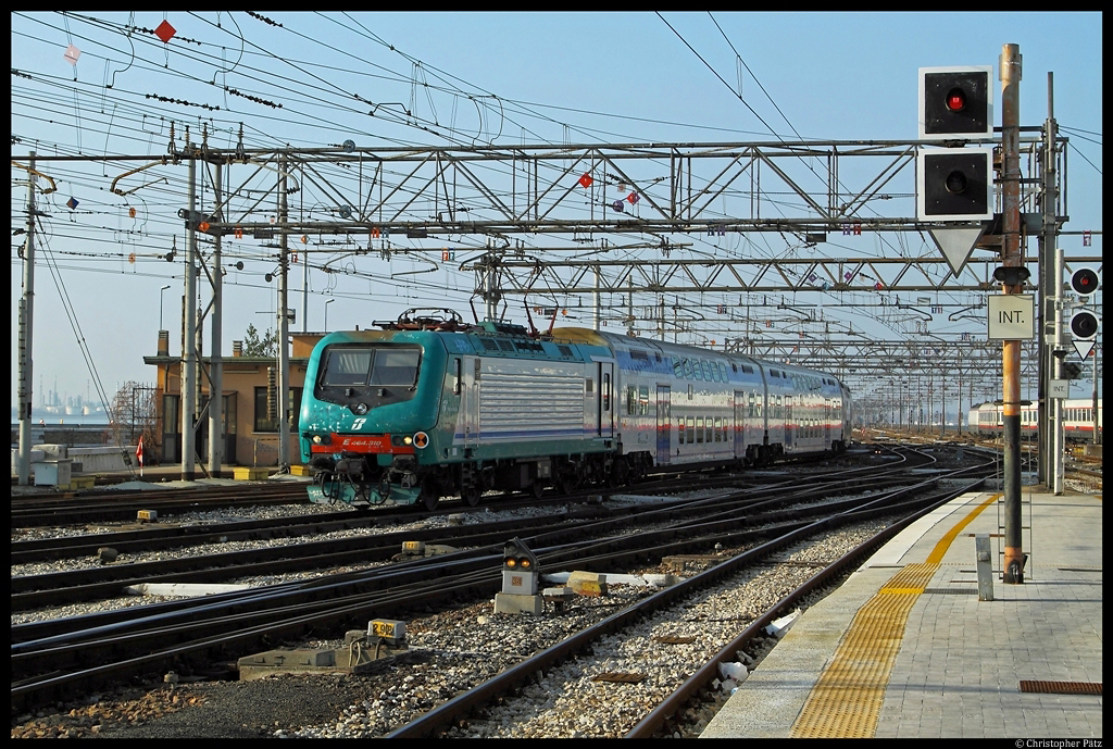 E464.310 erreicht am 17.11.2012 mit einem Doppelstockzug den Bahnhof Venedig Santa Lucia.