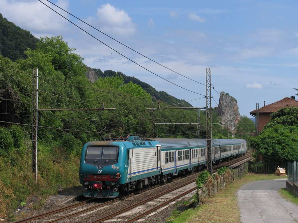 E464.345 mit R 23385 Pontremoli-Firenze Santa Maria Novella in die Nhe von das ehemalige Bahnhof Montignoso am 15-5-2012.