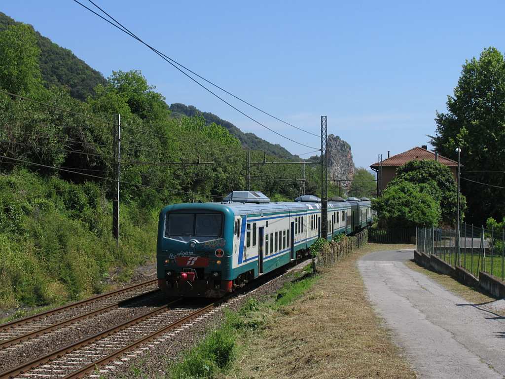 E464.379 mit R 11850 Pisa Centrale-La Spezia Centrale in die Nhe von das ehemalige Bahnhof Montignoso am 10-5-2012.