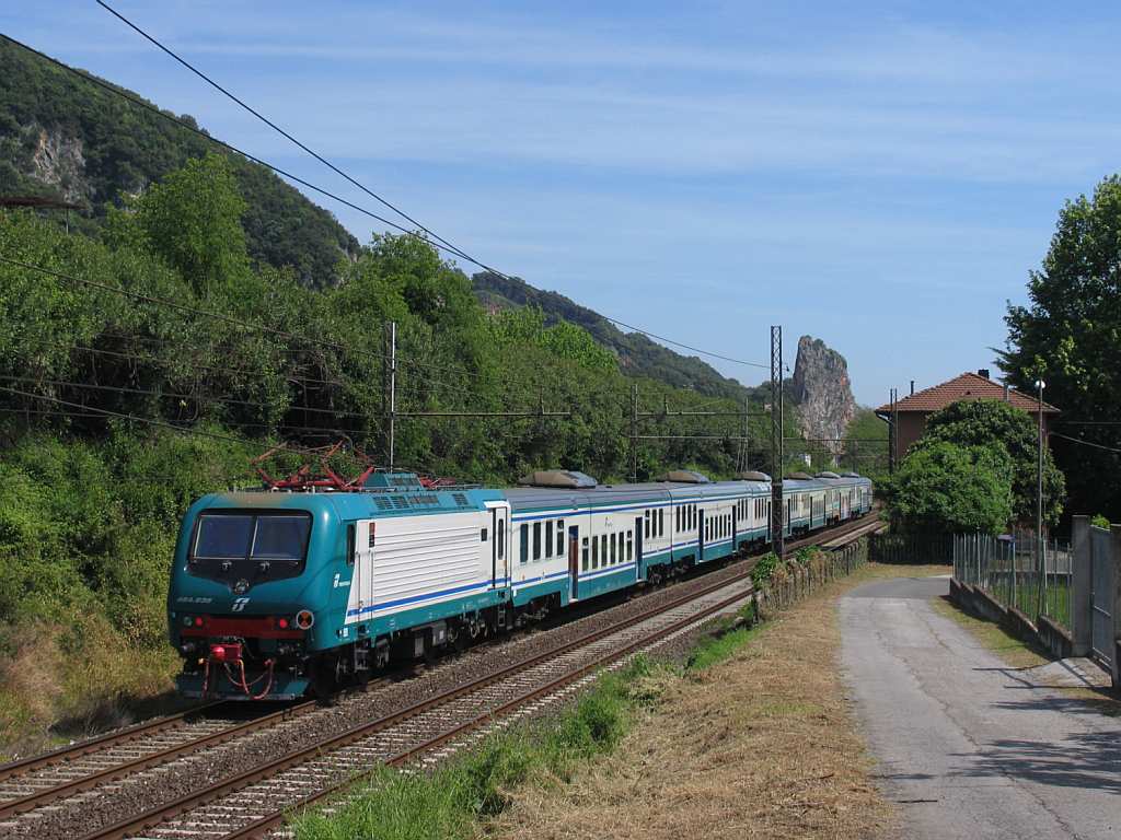 E464.379 mit R 11850 Pisa Centrale-La Spezia Centrale in die Nhe von das ehemalige Bahnhof Montignoso am 10-5-2012.