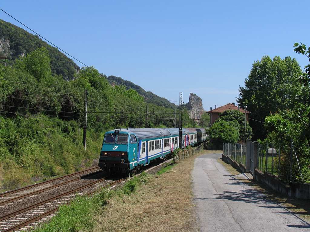 E464.393 mit R 11850 Pisa Centrale-Milano Centrale in die Nhe von das ehemalige Bahnhof Montignoso am 10-5-2012.