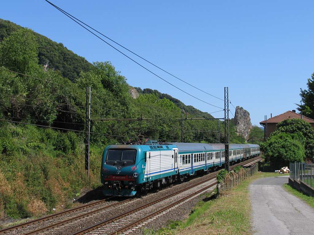 E464.398 mit R 11857 La Spezia Centrale-Pisa Centrale in die Nhe von das ehemalige Bahnhof Montignoso am 17-5-2012.

