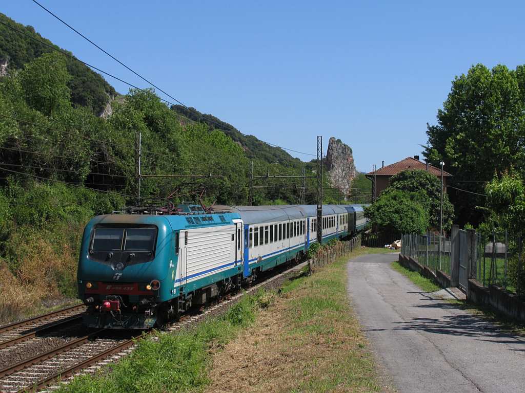 E464.433 mit R 11850 Pisa Centrale-Milano Centrale in die Nhe von das ehemalige Bahnhof Montignoso am 17-5-2012.