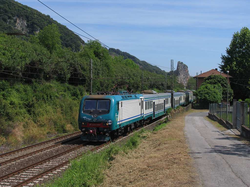 E464.460 mit R 23359 Firenze Santa Maria Novella-Pontremoli in die Nhe von das ehemalige Bahnhof Montignoso am 11-5-2012.
