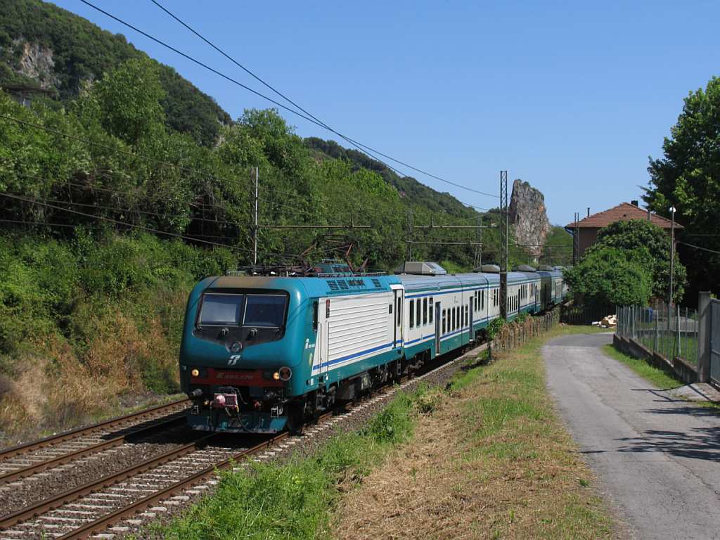 E464.476 mit R 23359 Firenze Santa Maria Novella-Pontremoli in die Nhe von das ehemalige Bahnhof Montignoso am 17-5-2012.