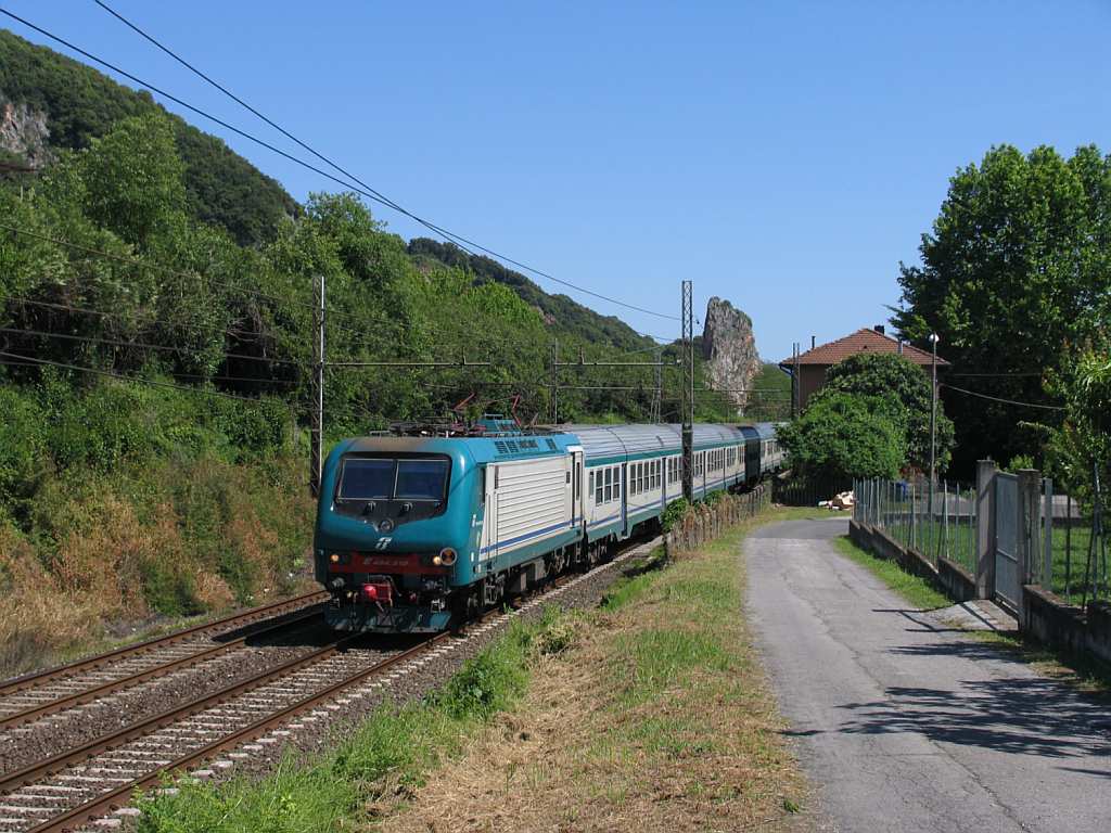 E464.518 mit R 11850 Livorno Centrale-La Spezia Central in die Nhe von das ehemalige Bahnhof Montignoso am 17-5-2012.