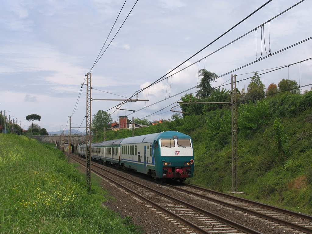 E464.518 mit R11853 La Spezia Centrale-Pisa Centrale in die Nhe von das ehemalige Bahnhof Montignoso am 9-5-2012.