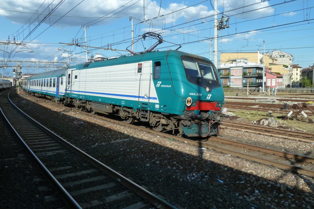 E464.539 mit R2195 von Milano nach Genova am 25.06.13 in Milano Centrale