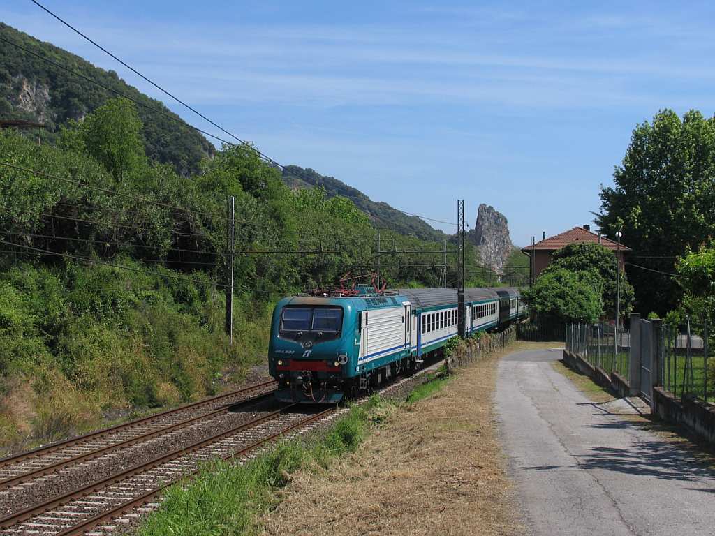 E464.623 mit R 11850 Pisa Centrale-La Spezia Centrale in die Nhe von das ehemalige Bahnhof Montignoso am 11-5-2012.