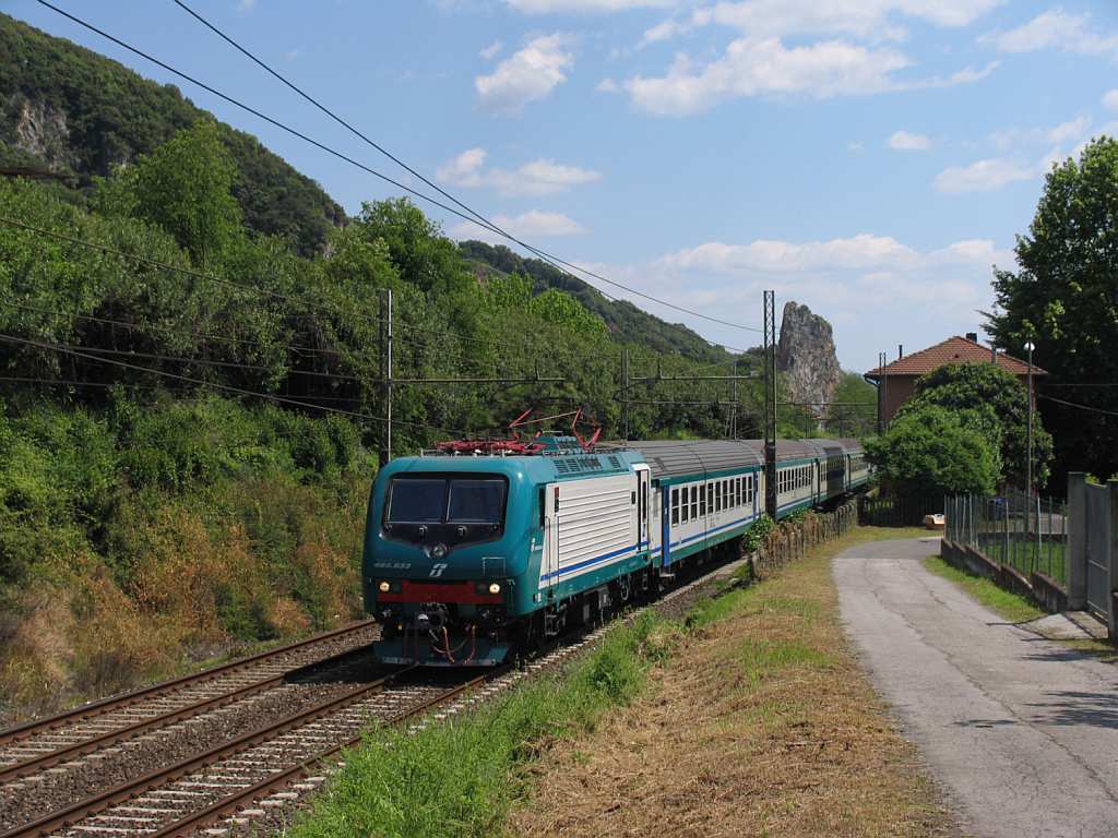 E464.633 mit R 11848 Pisa Centrale-La Spezia Centrale in die Nhe von das ehemalige Bahnhof Montignoso am 14-5-2012.