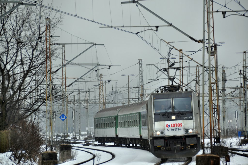 E483 252 mit einer RB aus Katowice nach Zwardoń. In Katowice Ligota (05.04.2013).  