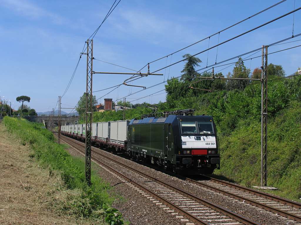 E484.901 (Mitsui Rail Capital Europe) mit einem Gterzug in die Richtung von Pisa in die Nhe von das ehemalige Bahnhof Montignoso am 10-5-2012.