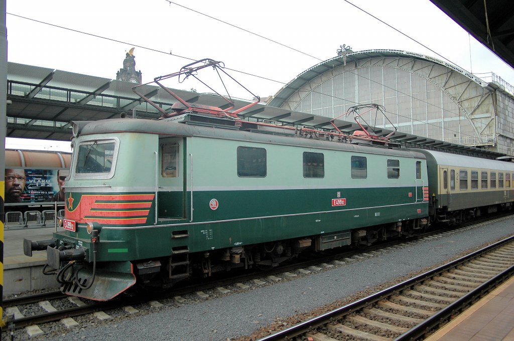 E499/12 am 30.09.09 mit dem Elster-Express aus Greiz in Praha hl. n.