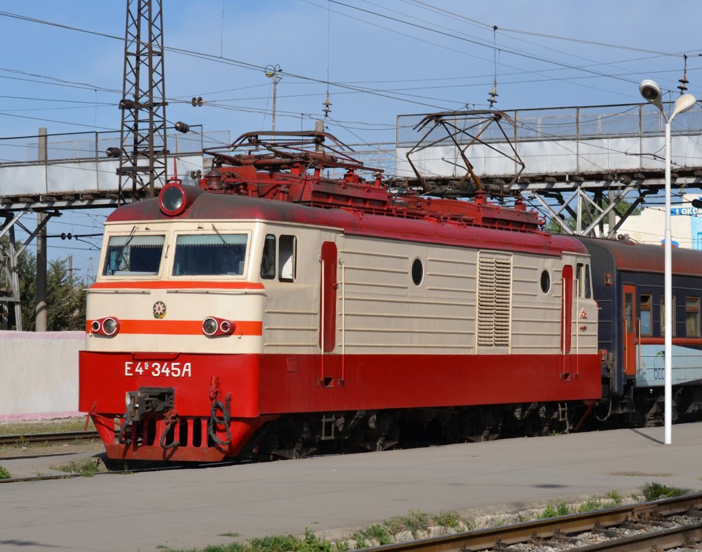 E4s 345A der ADY am 14.4 2012 mit dem Ex 602 im Endbahnhof Gence