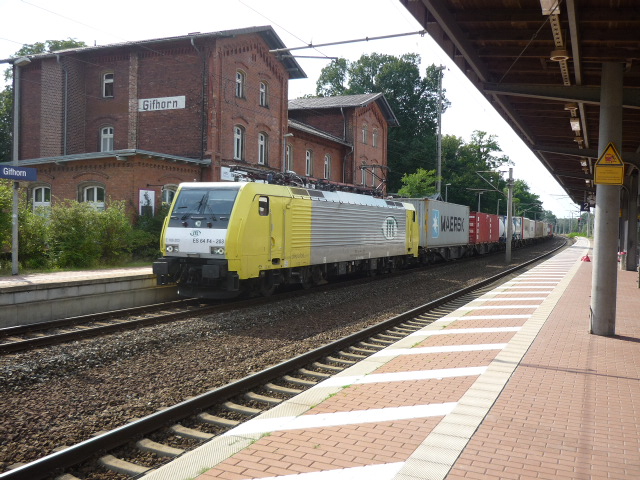 E5 C4 F4-25 der ITL Bahngesellschaft durchfhrt den Bahnhof Gifhorn mit einem Containerzug. Aufgenommen am 21.08.2010. 