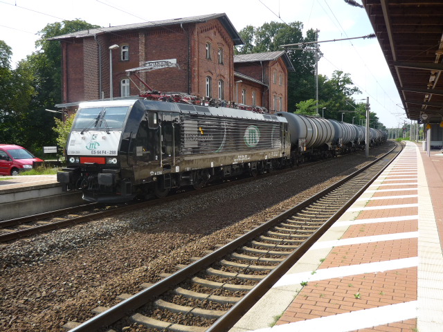 E5 G4 F4-289 der ITL Bahngesellschaft durchfhrt den Bahnhof Gifhorn mit einem Kesselwagenzug. Aufgenommen am 21.08.2010.