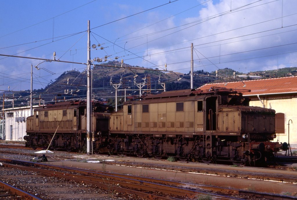 E626 139 und E626 091 abgestellt in Ventimiglia, 07.09.1994.