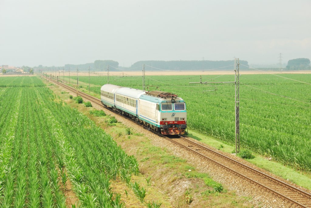 e632 043 mit Regionalzug Domodossola-Novara in Caltignaga, 09/06/2011.