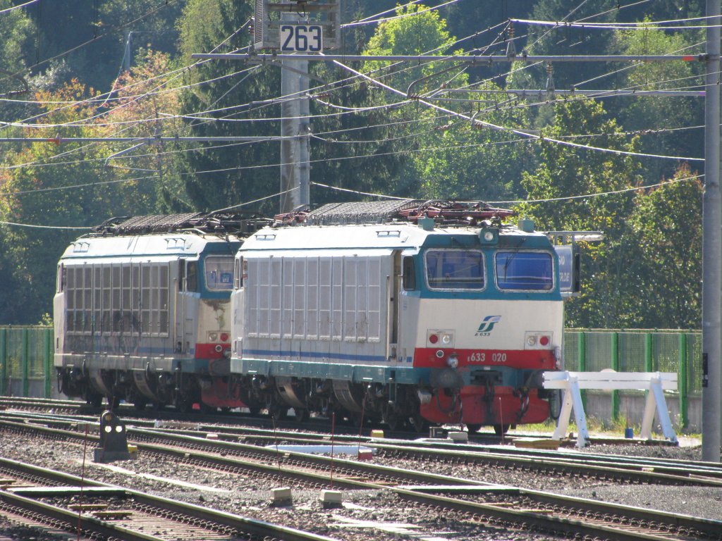 E633 020 und eine zweite E633 im Bahnhof Tarvisio Boscoverde am 21.September 2010