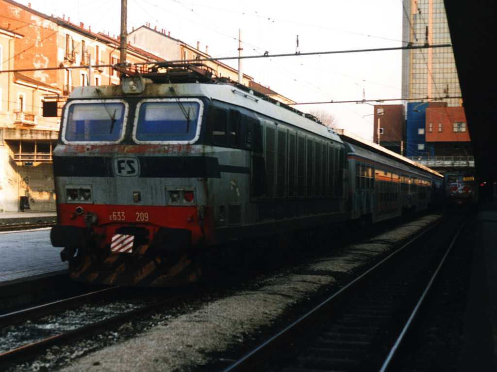 E633 209 mit R10584 Milano Porta Garibaldi-Lecco auf Bahnhof Milano Stazione Porta Garibaldi am 14-1-2001. Bild und scan: Date Jan de Vries.