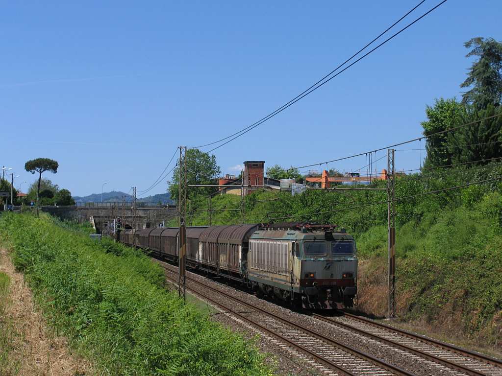 E633.209 mit einem Gterzug in die Richtung von Pisa in die Nhe von das ehemalige Bahnhof Montignoso am 17-5-2012.