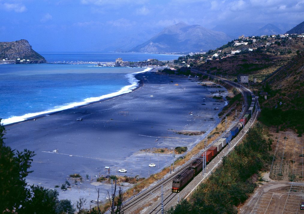 E645 003 und eine weitere E645 rollen mit einem sonntglichen Zug in Richtung Reggio Calabria den Kstenabschnitt bei Pria a Mare, 05.09.1993.