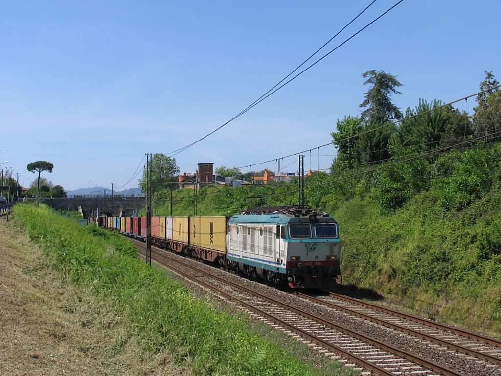 E652.048 mit einem Gterzug in die Richtung von Pisa in die Nhe von das ehemalige Bahnhof Montignoso am 10-5-2012.
