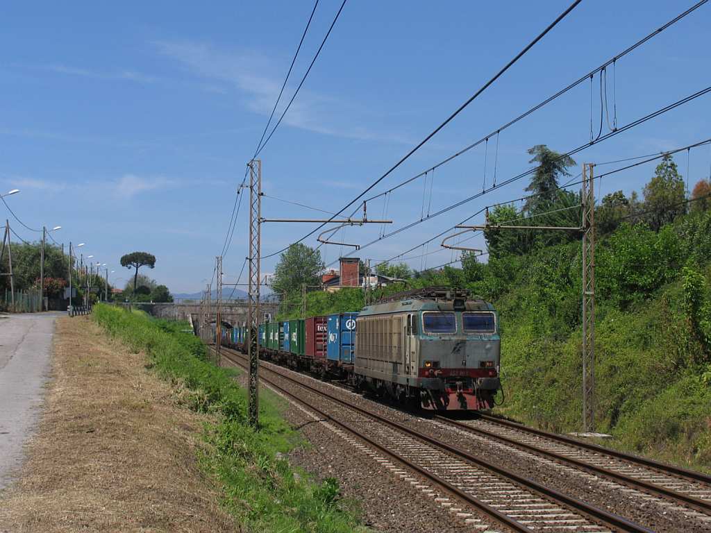 E652.053 mit einem Gterzug in die Richtung von Pisa in die Nhe von das ehemalige Bahnhof Montignoso am 11-5-2012.