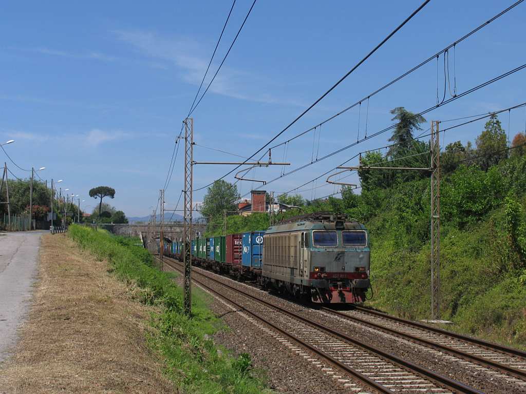 E652.053 mit einem Gterzug in die Richtung von Pisa in die Nhe von das ehemalige Bahnhof Montignoso am 11-5-2012.