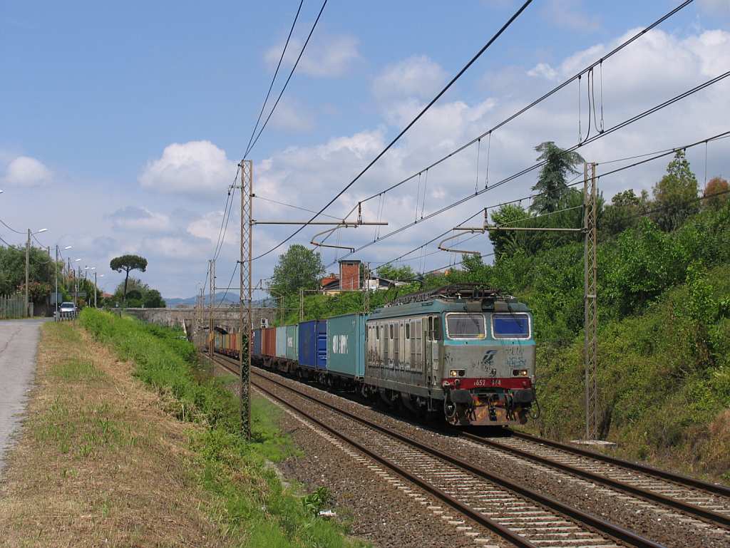 E652.144 mit einem Gterzug in die Richtung von Pisa in die Nhe von das ehemalige Bahnhof Montignoso am 15-5-2012.