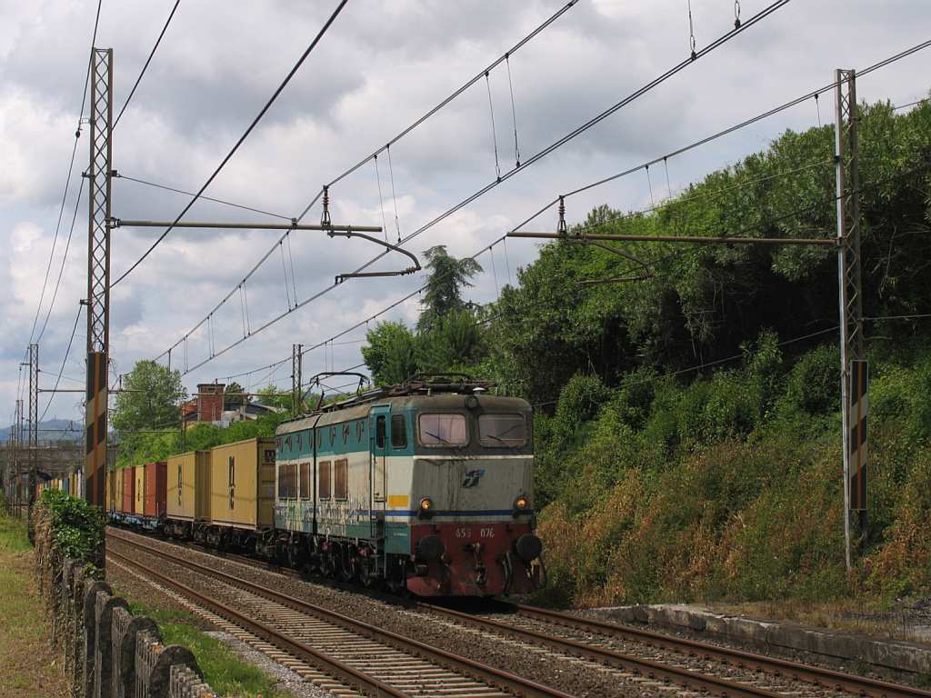 E655.076 mit einem Gterzug in die Richtung von Pisa in die Nhe von das ehemalige Bahnhof Montignoso am 15-5-2012.