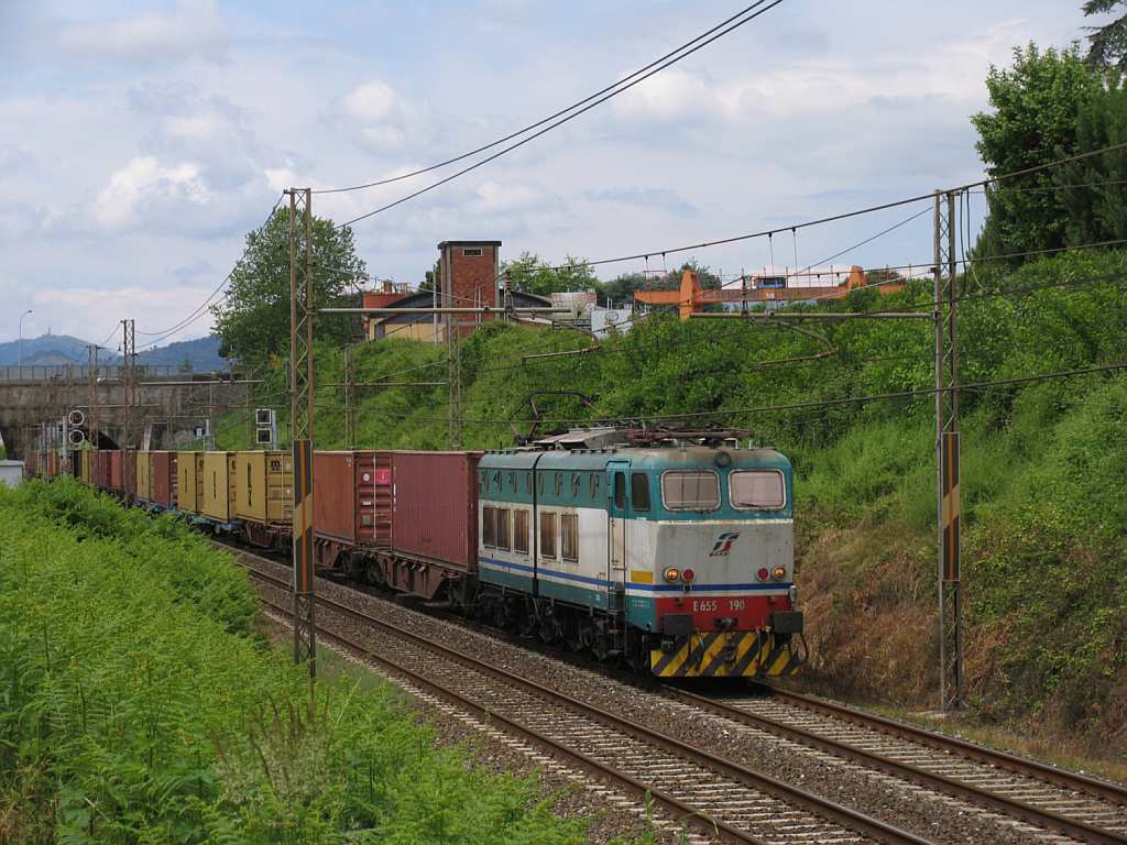 E655.190 mit einem Gterzug in die Richtung von Pisa in die Nhe von das ehemalige Bahnhof Montignoso am 15-5-2012.