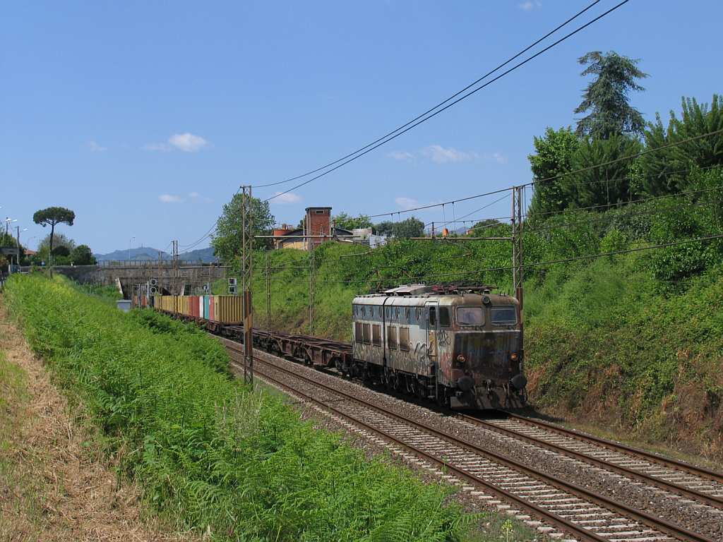 E655.271 mit einem Gterzug in die Richtung von Pisa in die Nhe von das ehemalige Bahnhof Montignoso am 14-5-2012.