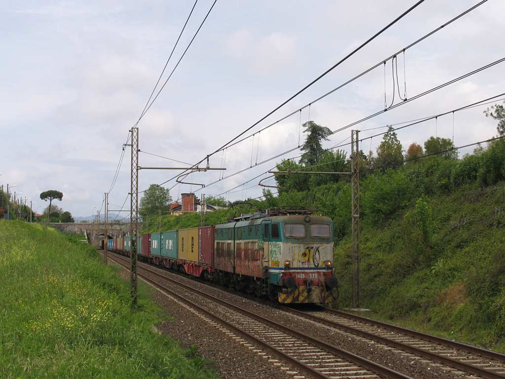 E655.272 mit einem Gterzug in die Richtung von Pisa in die Nhe von das ehemalige Bahnhof Montignoso am 9-5-2012.