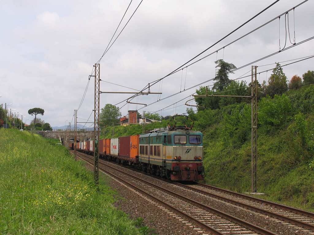 E655.422 mit einem Gterzug in die Richtung von Pisa in die Nhe von das ehemalige Bahnhof Montignoso am 9-5-2012.
